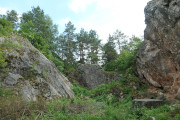 Kamieniołom różanki zelejowskiej w centralnej części Góry Zelejowej